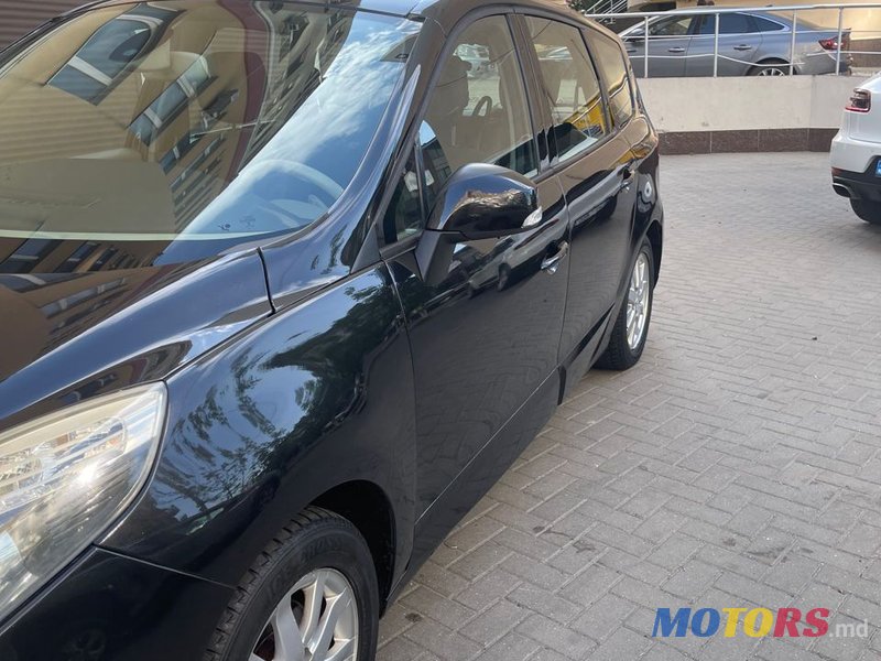 2009' Renault Scenic photo #2