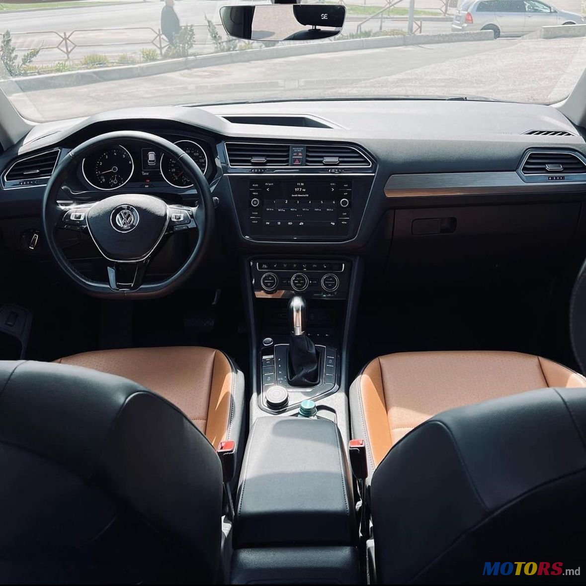 2019' Volkswagen Tiguan photo #2