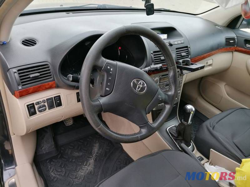 2005' Toyota Avensis photo #5