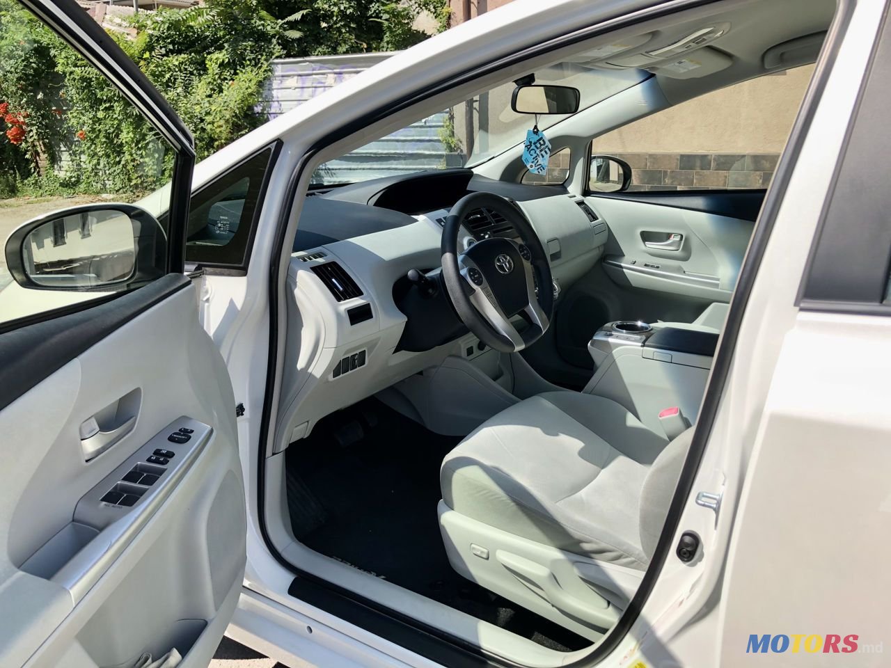 2013' Toyota Prius v photo #5