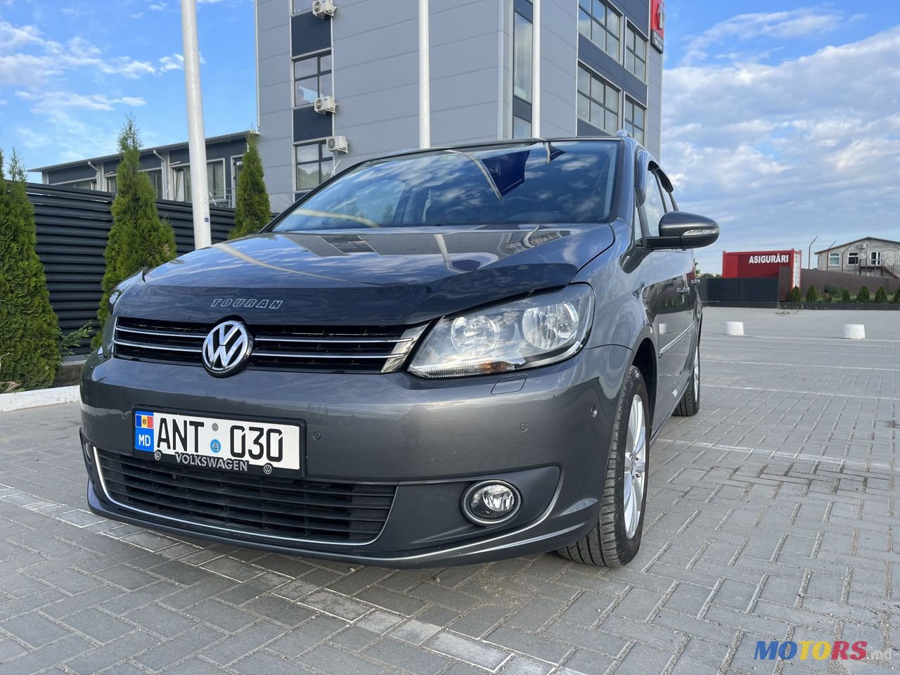 2012' Volkswagen Touran photo #1
