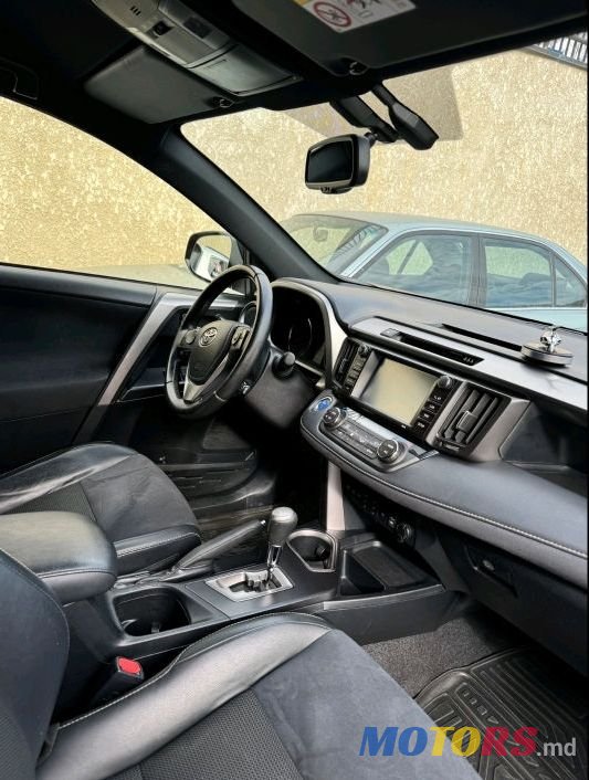 2016' Toyota RAV4 photo #2