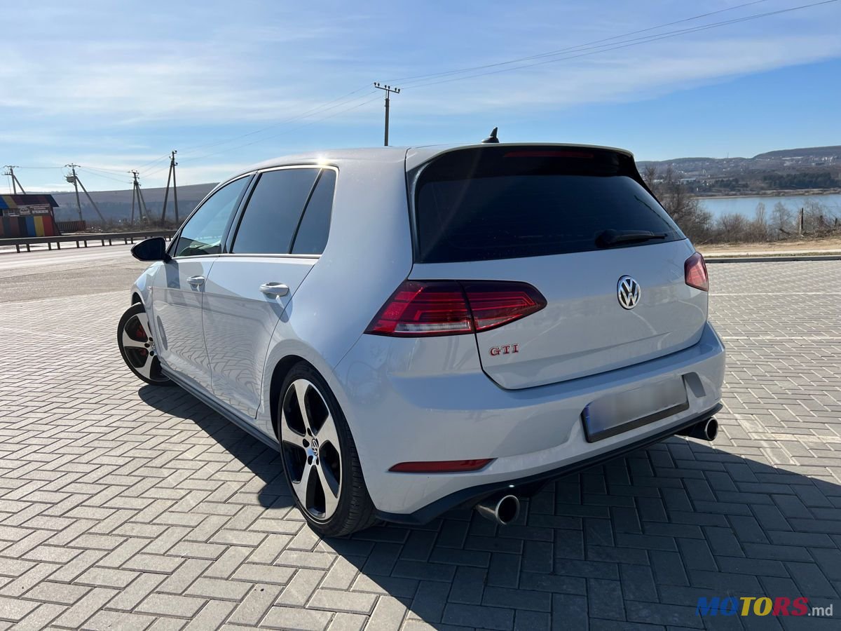 2019' Volkswagen Golf photo #3