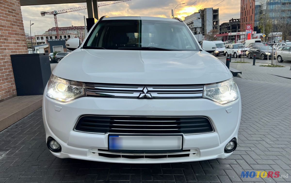 2013' Mitsubishi Outlander photo #5