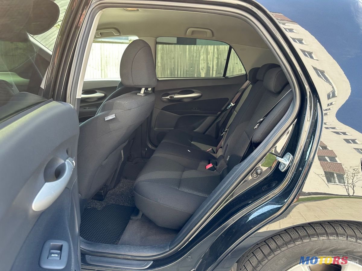 2011' Toyota Auris photo #6