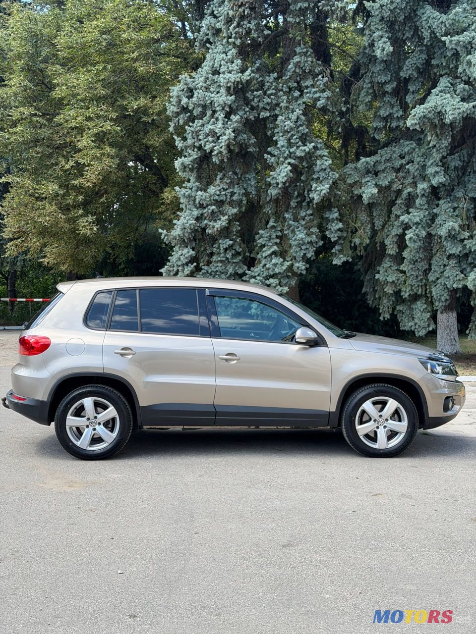 2011' Volkswagen Tiguan photo #3