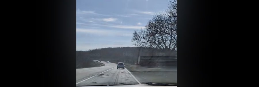 Poliția încalcă reguli de circulație pe traseul gropilor Chișinău-Hîncești