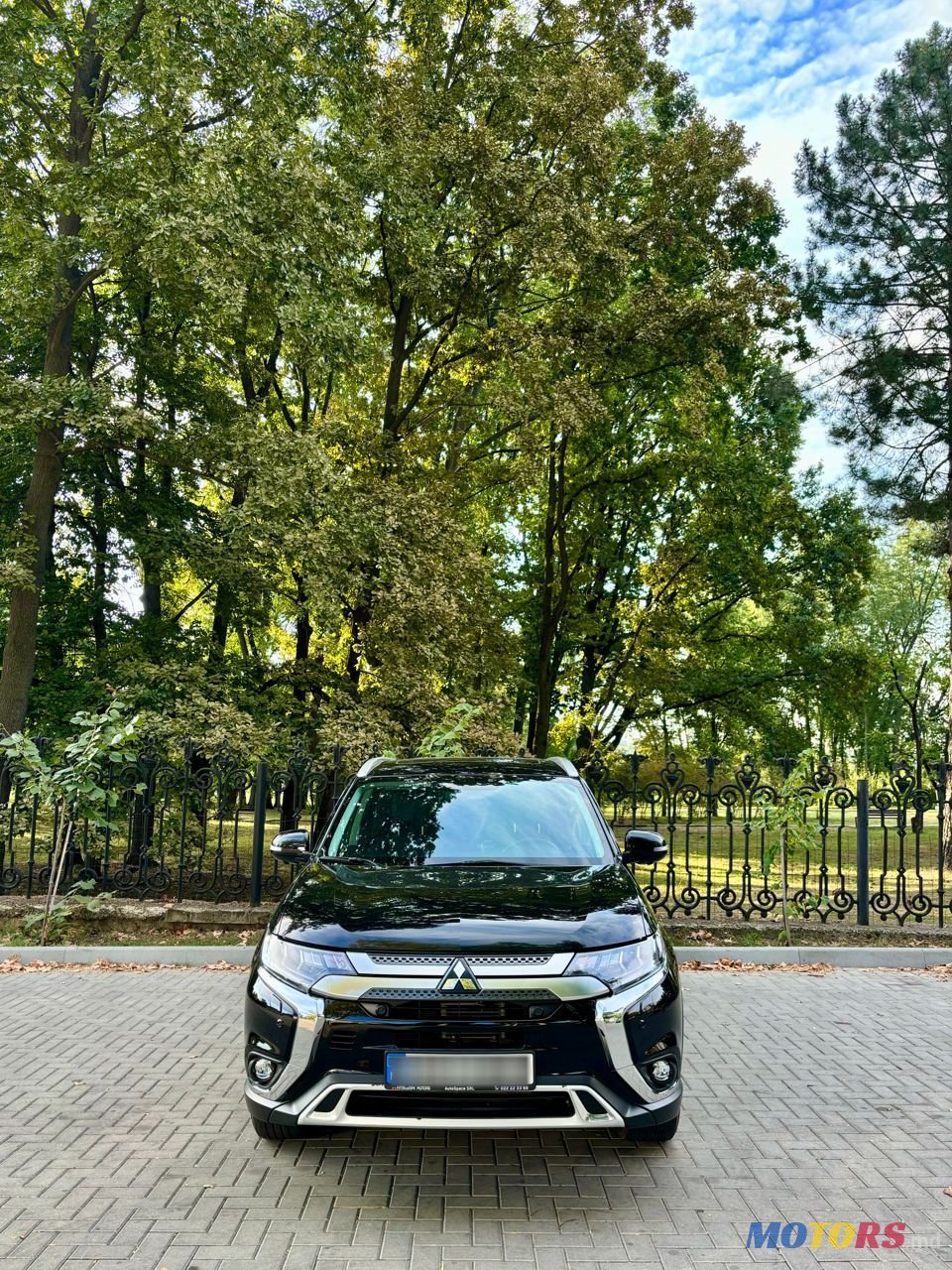 2020' Mitsubishi Outlander photo #3
