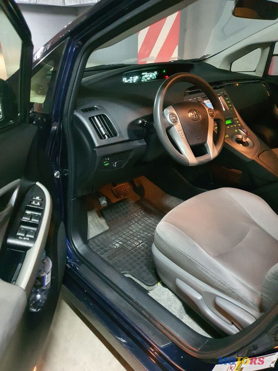 2012' Toyota Prius photo #4