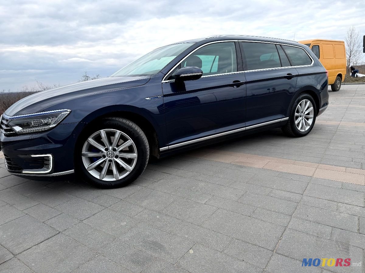 2015' Volkswagen Passat photo #2