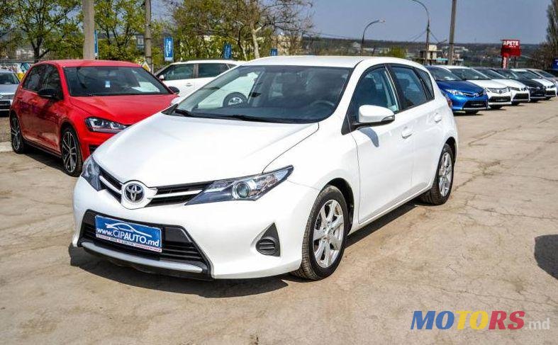 2013' Toyota Auris photo #2