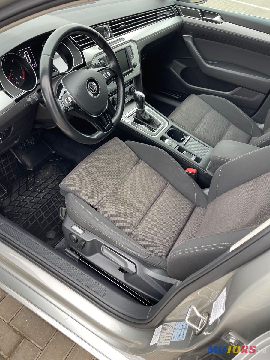 2017' Volkswagen Passat photo #5