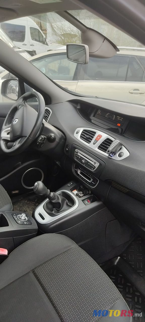 2010' Renault Scenic photo #5