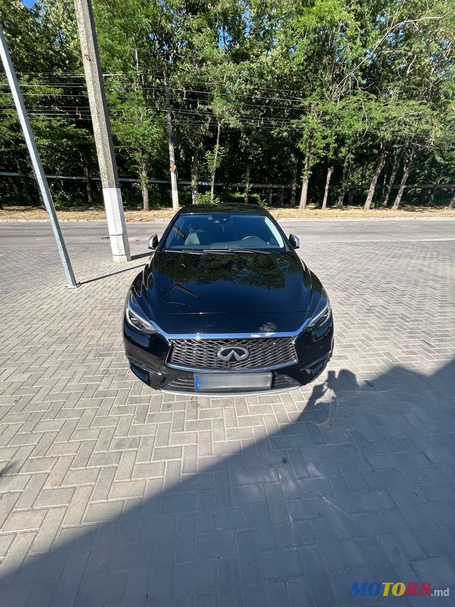 2016' Infiniti Q30 photo #6