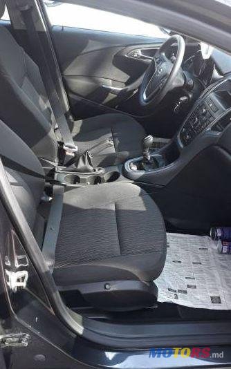 2013' Opel Astra photo #2