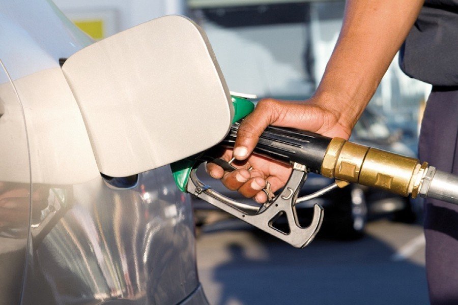 În plină criză pe piața petrolieră, ANRE aruncă vina pe autorii legii care a dus la modificarea Metodologiei de calcul a prețurilor la carburanți