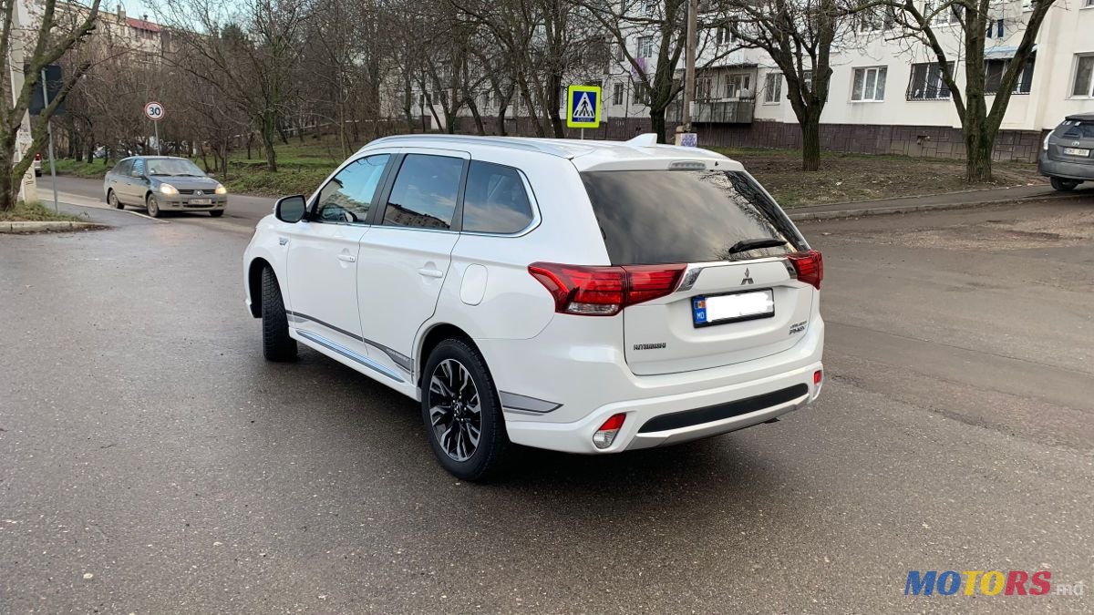 2018' Mitsubishi Outlander photo #2