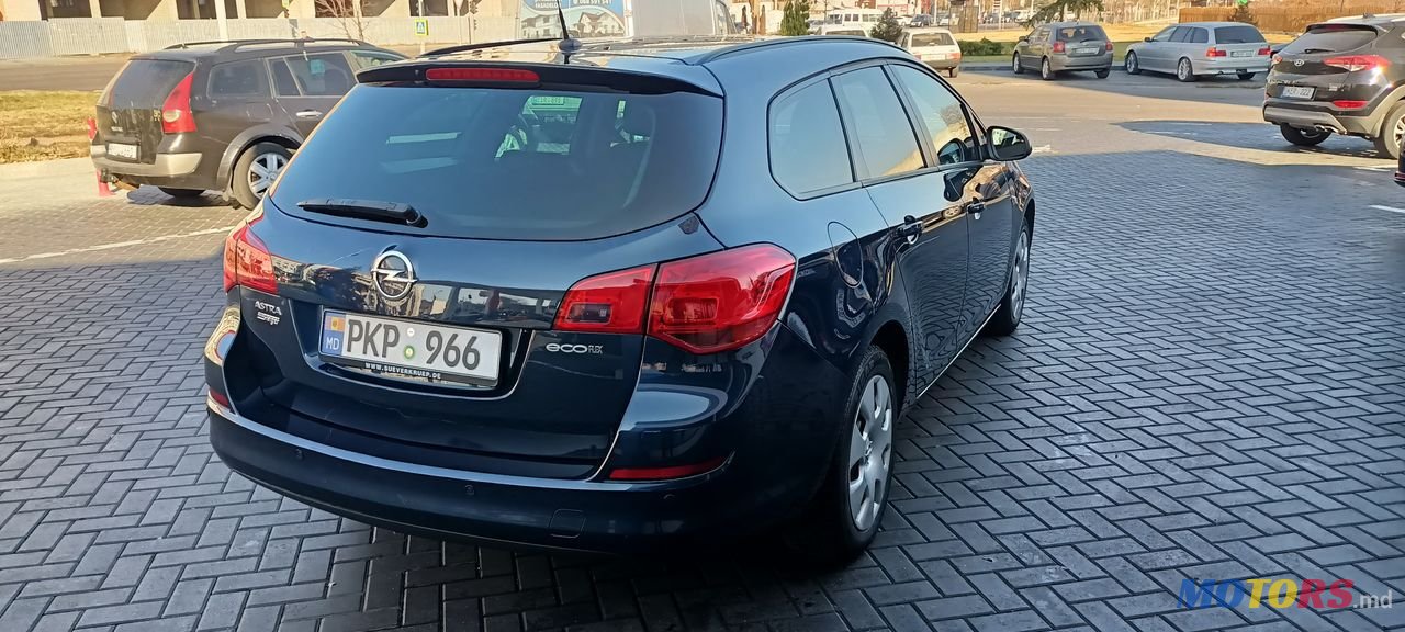 2011' Opel Astra photo #3