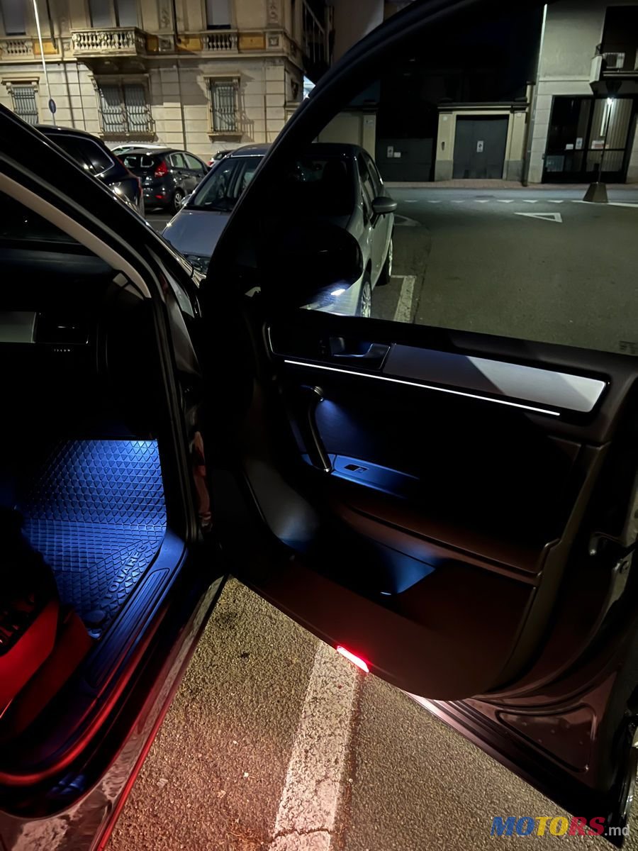 2016' Volkswagen Touareg photo #4