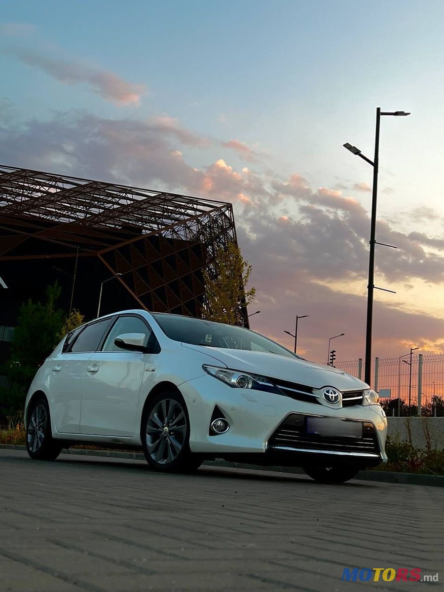 2012' Toyota Auris photo #2