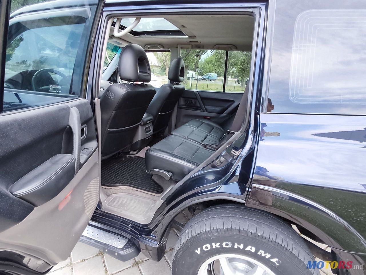 2002' Mitsubishi Pajero photo #3