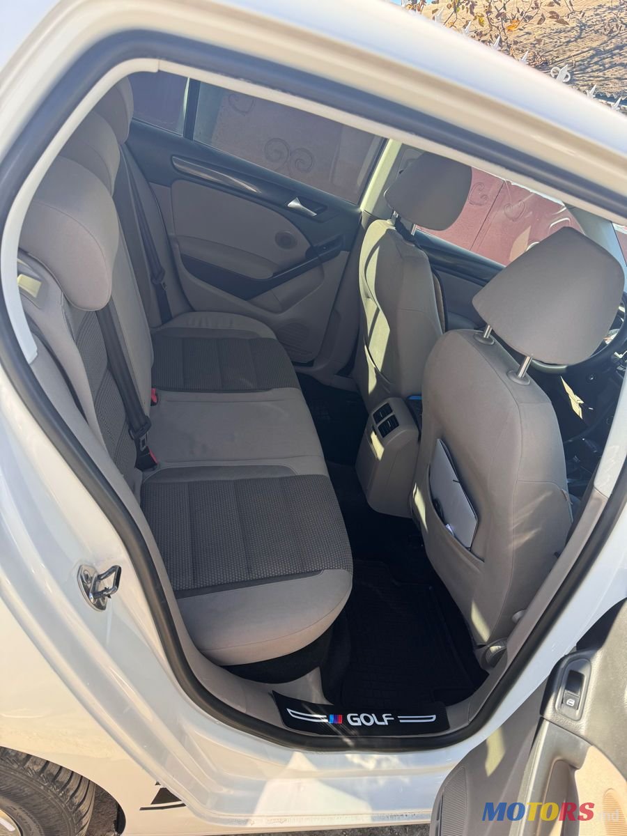 2009' Volkswagen Golf photo #5