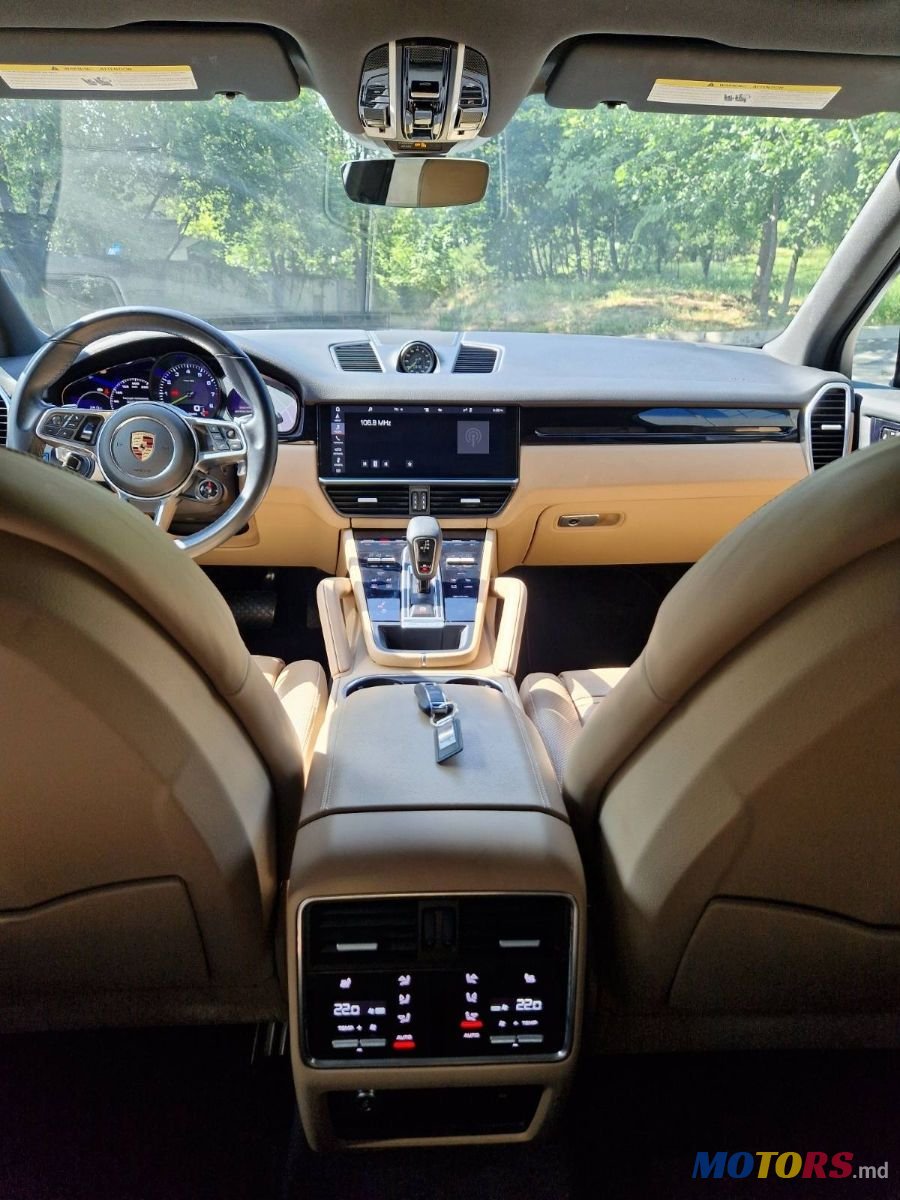 2019' Porsche Cayenne photo #2