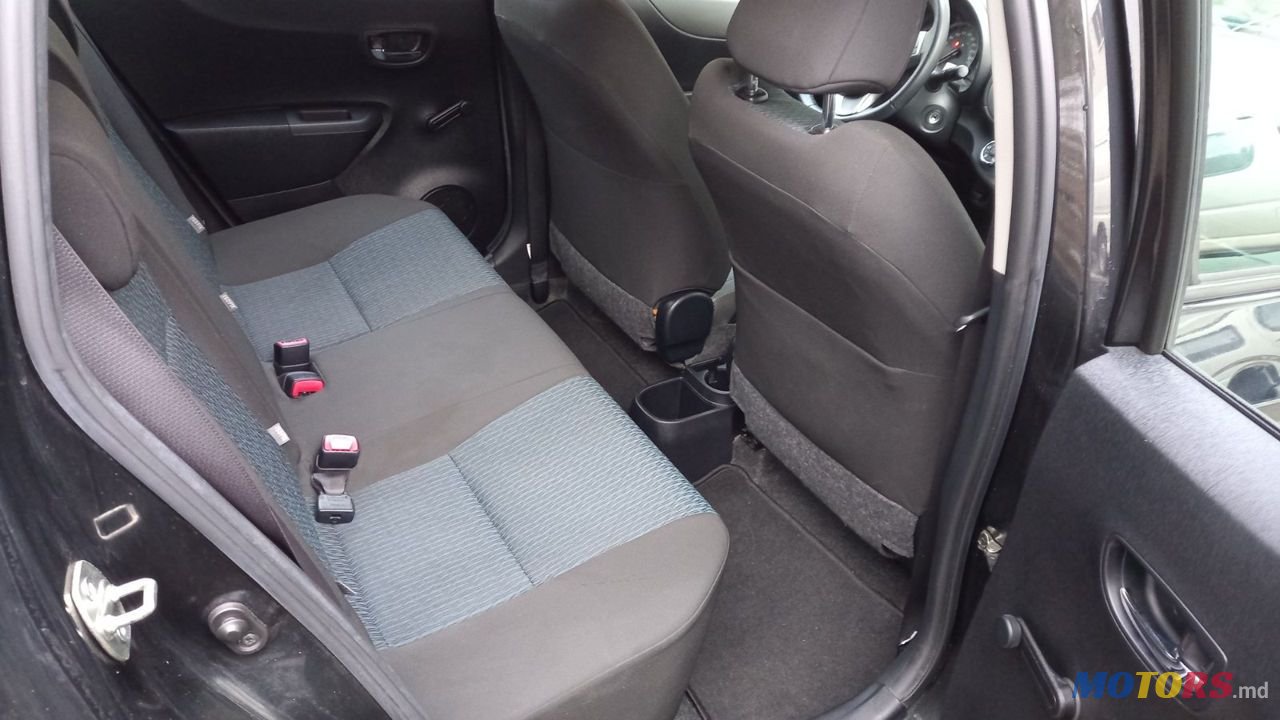 2012' Toyota Yaris photo #6