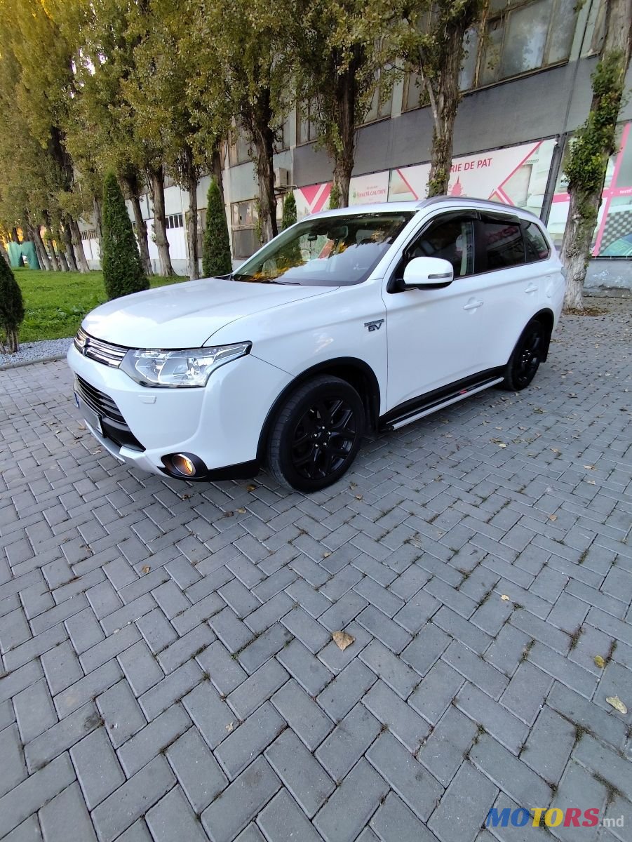 2014' Mitsubishi Outlander photo #2