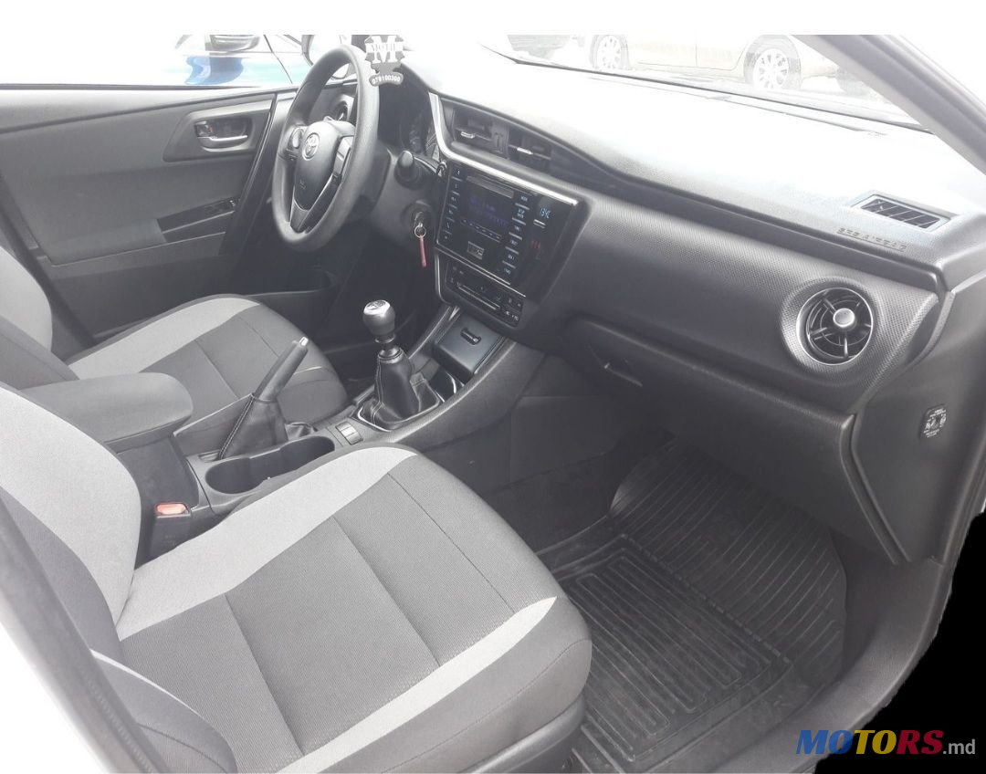 2015' Toyota Auris photo #3