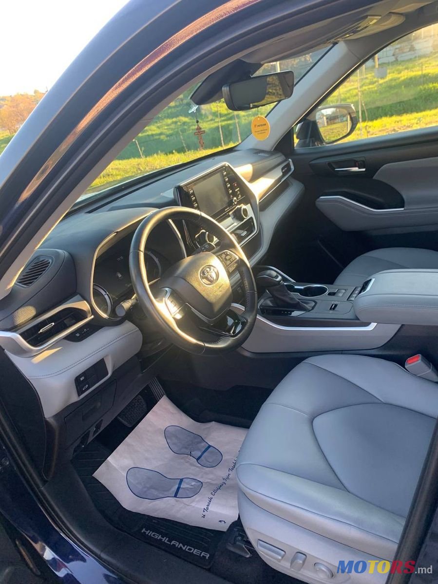 2020' Toyota Highlander photo #6