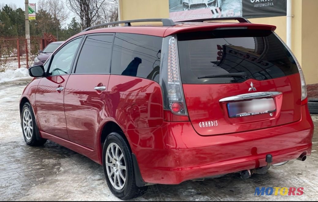 2007' Mitsubishi Grandis photo #2