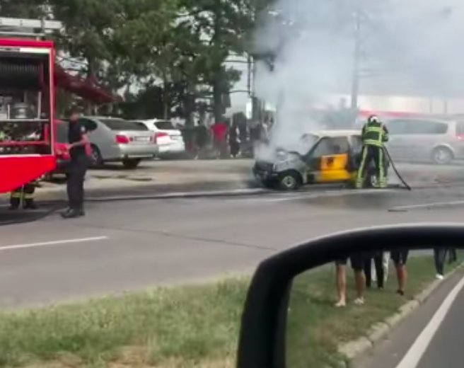 Un şofer şi-a pierdut maşina pe strada Calea Orheiului. A ars în totalitate