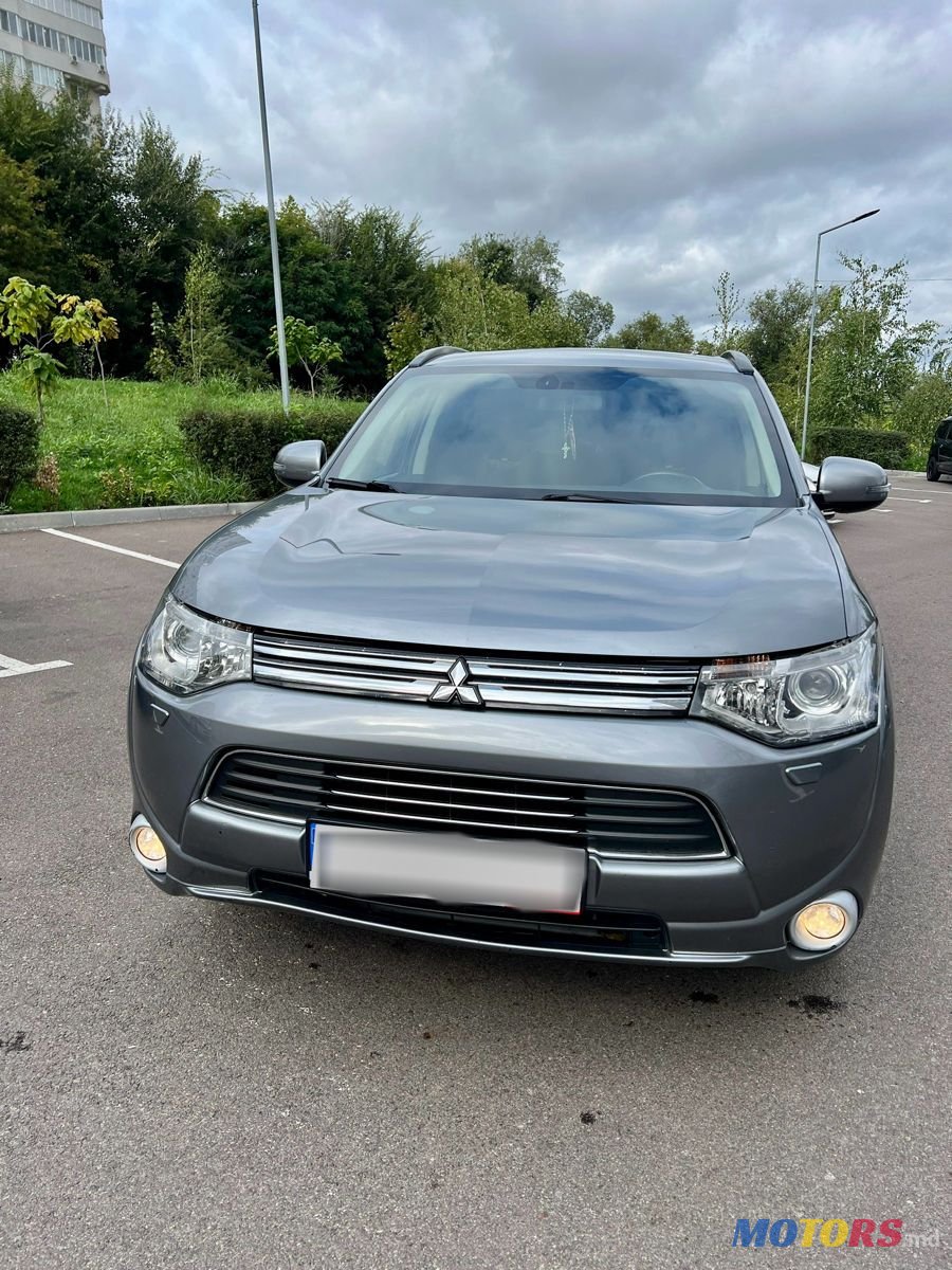 2013' Mitsubishi Outlander photo #2