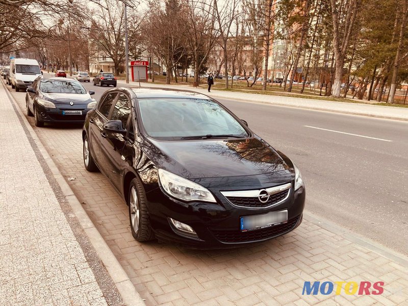 2012' Opel Astra photo #3