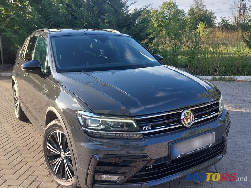 2019' Volkswagen Tiguan photo #1