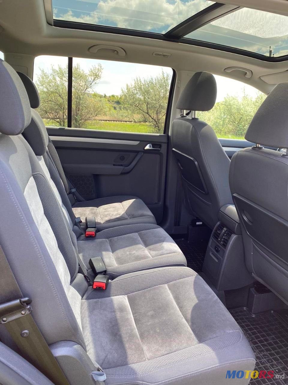 2011' Volkswagen Touran photo #6