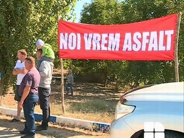 Жители шести сел Каушанского района блокировали дорогу в знак протеста - её не ремонтируют, несмотря на все обещания