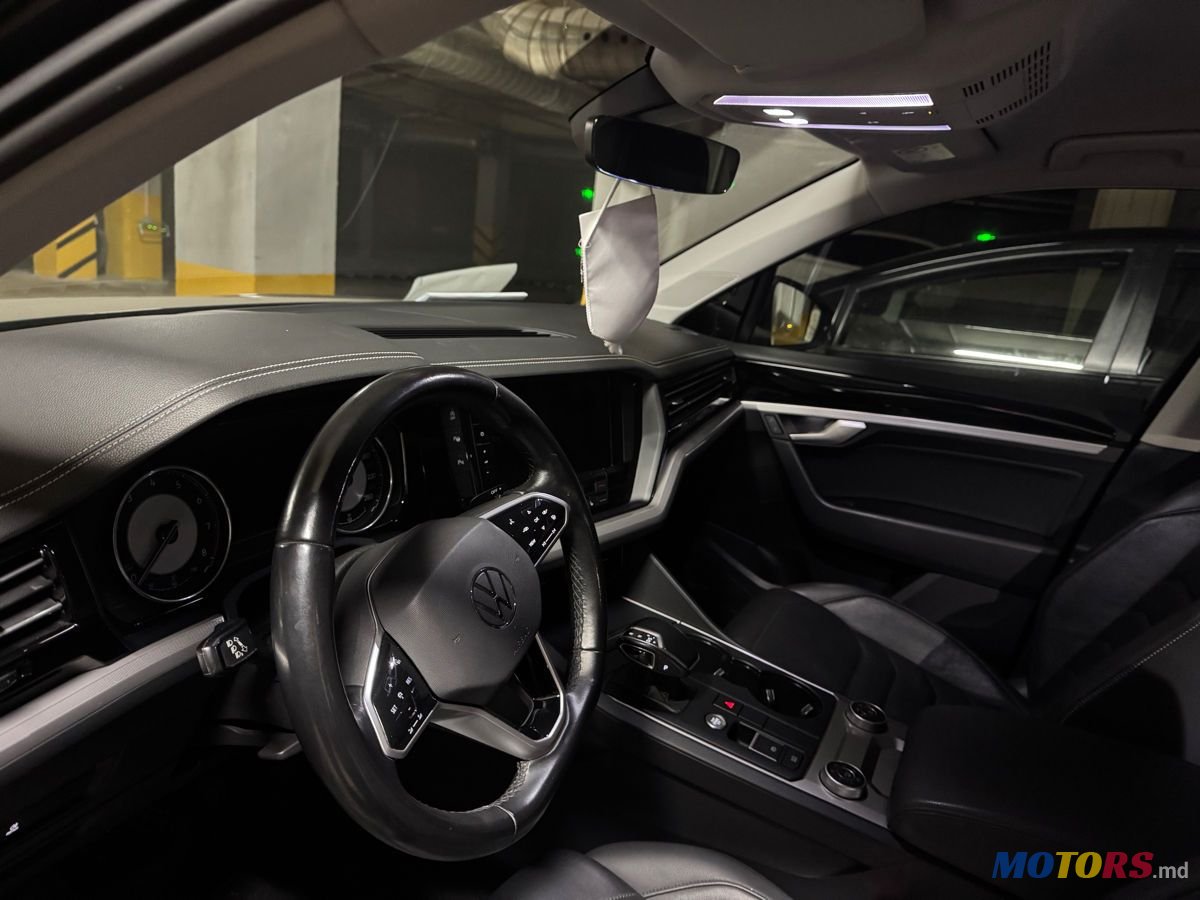 2020' Volkswagen Touareg photo #3