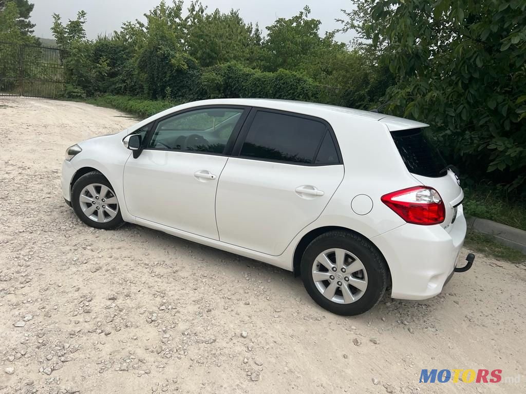 2012' Toyota Auris photo #1