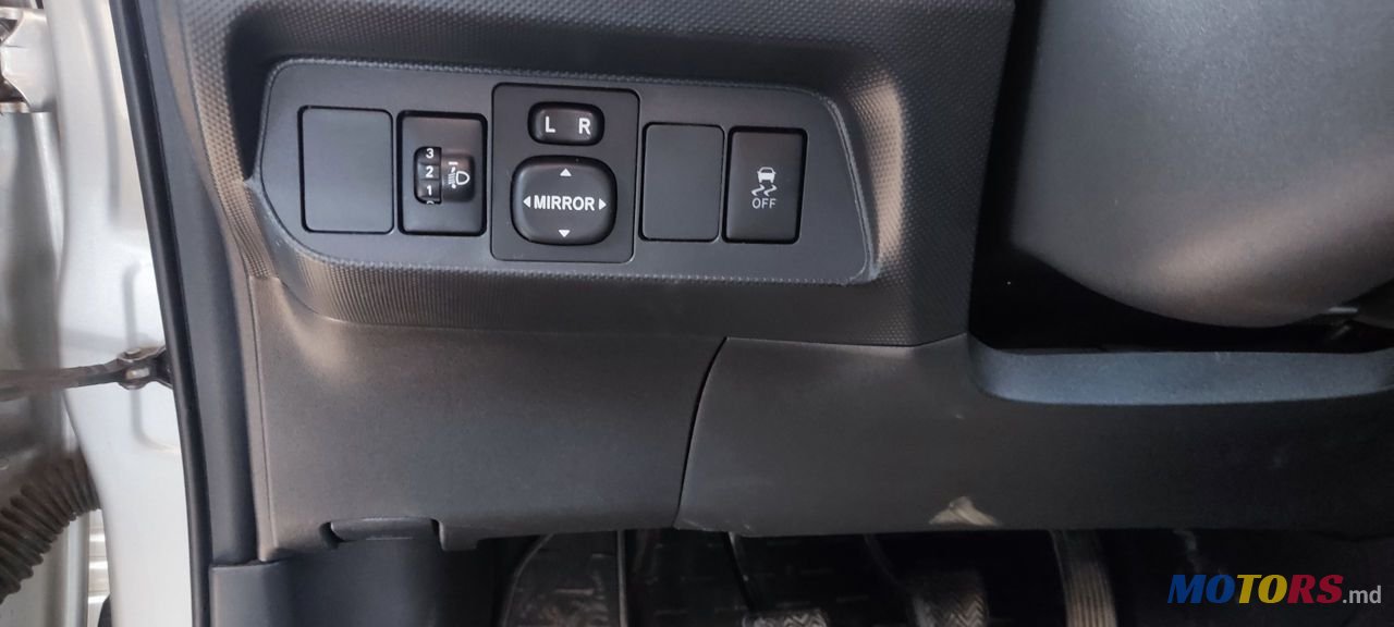 2009' Toyota Auris photo #6