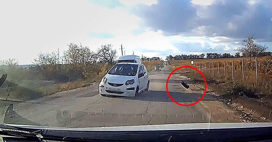 На видео попал момент, когда у автомобиля оторвалось колесо при опасном обгоне