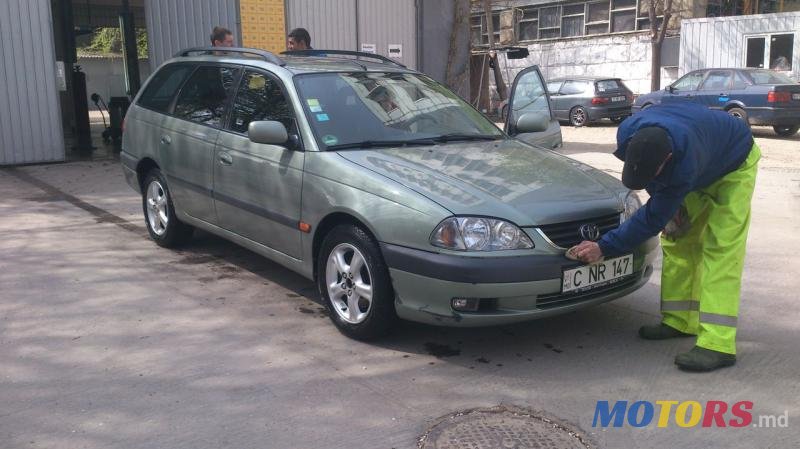 2001' Toyota Avensis photo #2