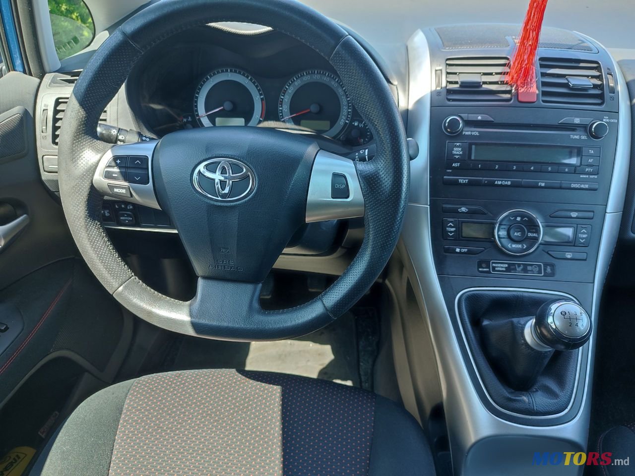 2010' Toyota Auris photo #2