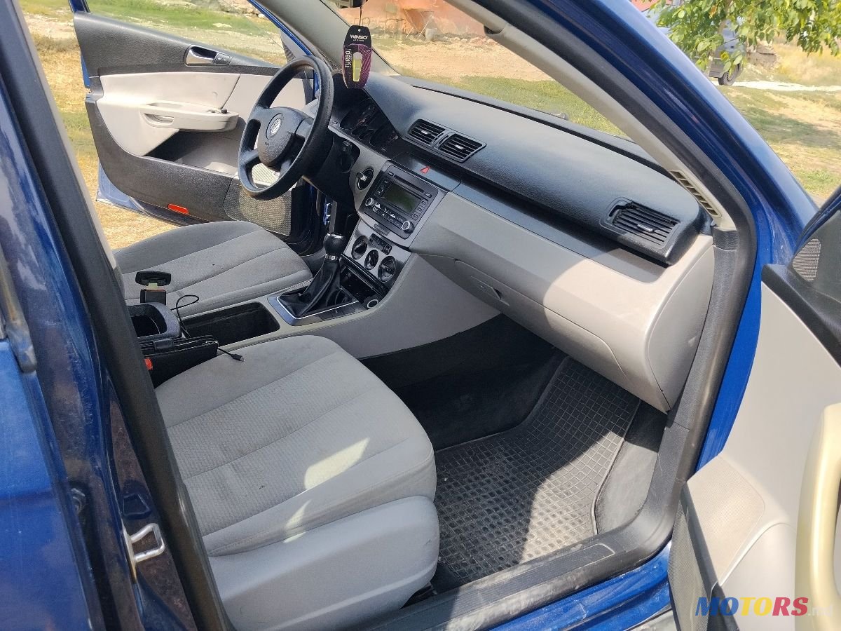 2005' Volkswagen Passat photo #3