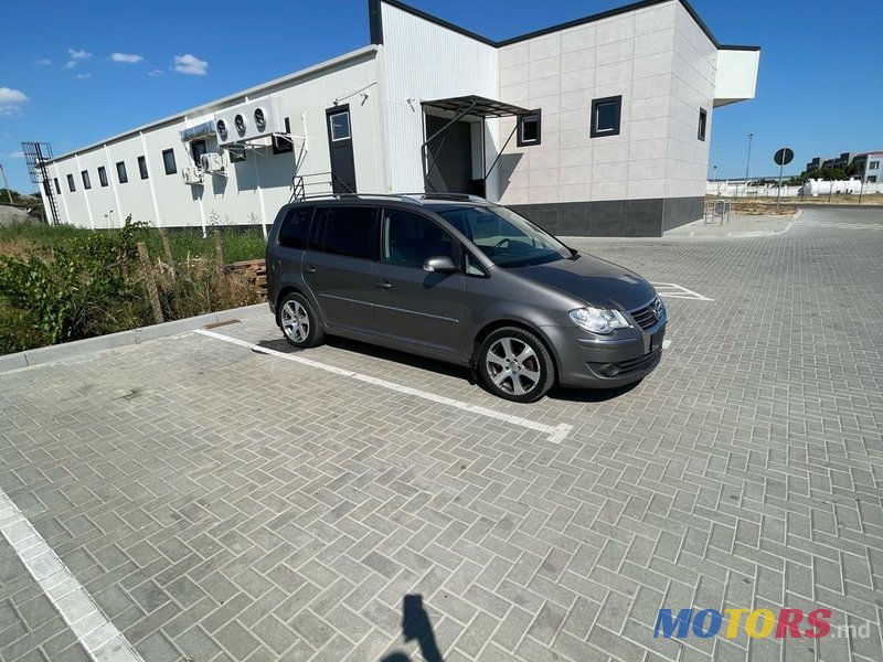 2007' Volkswagen Touran photo #6