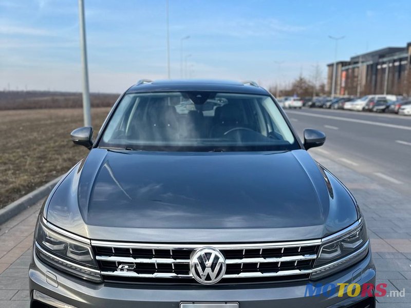 2018' Volkswagen Tiguan photo #2