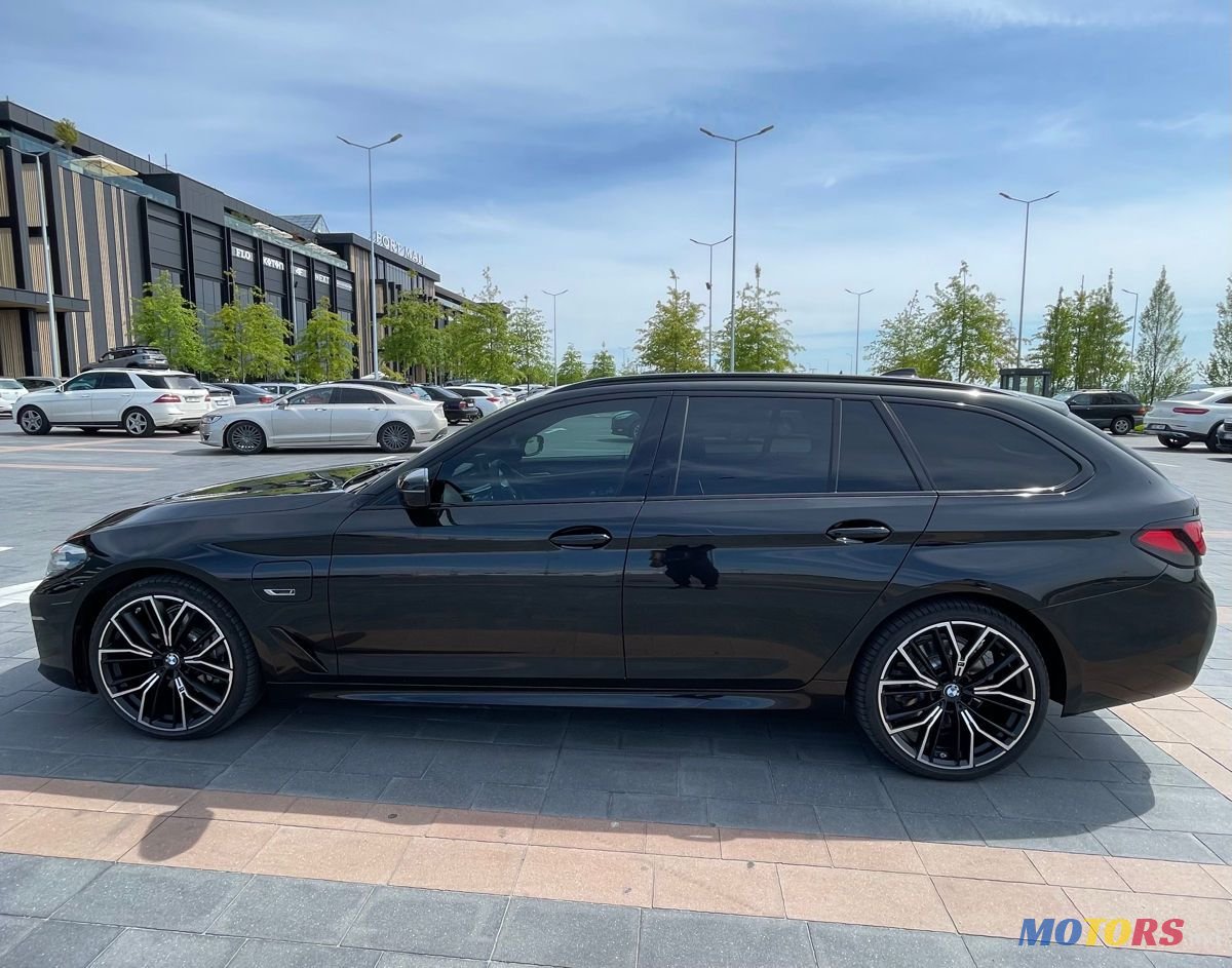 2022' BMW 5 Series photo #3