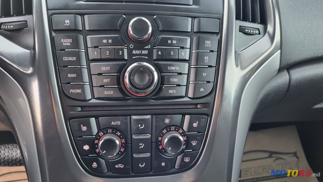 2012' Opel Astra photo #4