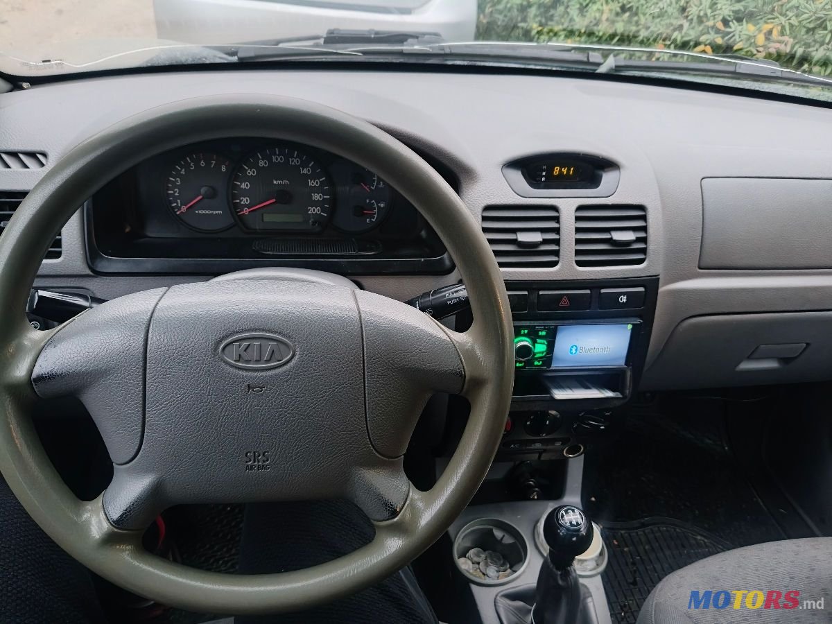 2003' Kia Rio photo #2